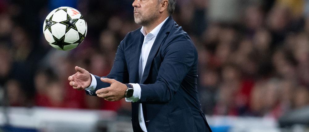 Trainer Hansi Flick hofft, dass beim FC Barcelona bald wieder der Fußball im Mittelpunkt steht.