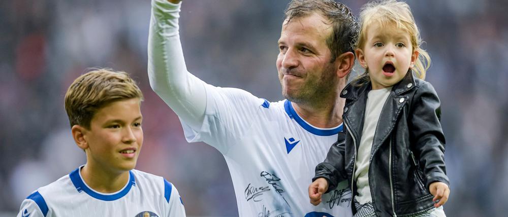 Rafael van der Vaarts Sohn Damián (l) hat seinen Vertrag bei Ajax Amsterdam verlängert.