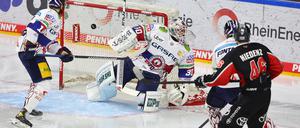 Der Puck landet hinter Jake Hildebrand im Tor zum 1:0 für Köln.