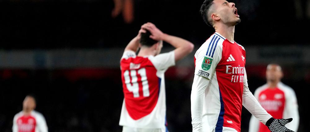 Der FC Arsenal steht nach der Hinspielniederlage im Halbfinale des Ligapokals vor dem Aus.