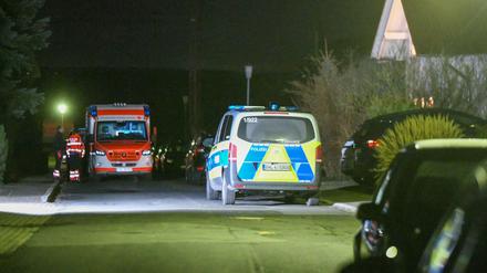 Rettungskräfte und Polizei sind nach tödlichen Schüssen in einer Firma in Bad Friedrichshall im Norden Baden-Württembergs im Einsatz