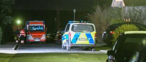 Rettungskräfte und Polizei sind nach tödlichen Schüssen in einer Firma in Bad Friedrichshall im Norden Baden-Württembergs im Einsatz