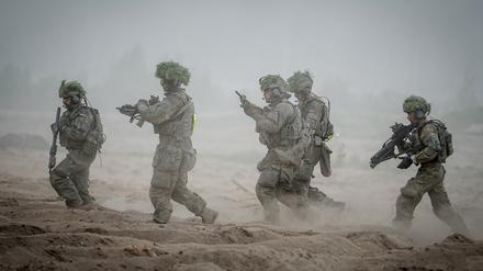 Bundeswehrsoldaten nehmen zum Abschluss an der Nato-Übung Quadriga 2024 teil. 