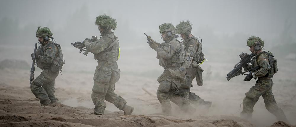 Bundeswehrsoldaten nehmen zum Abschluss an der Nato-Übung Quadriga 2024 teil.