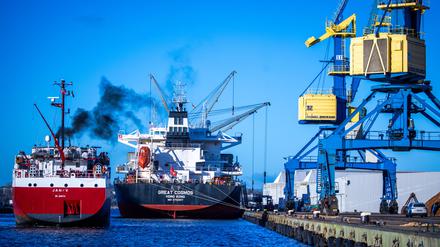Ladeterminal im Seehafen Wisma, wo pro Jahr knapp sieben Millionen Tonnen Güter umgeschlagen werden.