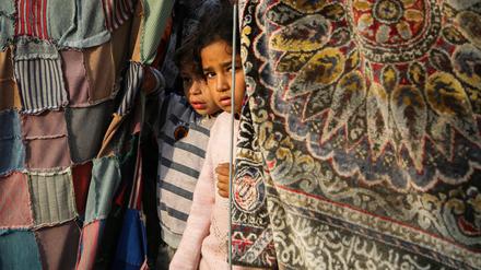 Palästinensische Kinder stehen am 9. November 2024 in Khan Younis, im südlichen Gazastreifen, an der Stelle eines israelischen Angriffs auf ein Zelt, in dem Vertriebene untergebracht sind.