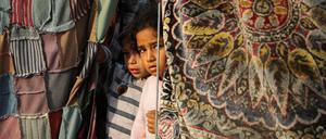 Palästinensische Kinder stehen am 9. November 2024 in Khan Younis, im südlichen Gazastreifen, an der Stelle eines israelischen Angriffs auf ein Zelt, in dem Vertriebene untergebracht sind.
