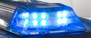 Ein Blaulicht auf dem Dach eines Polizeiwagens. 