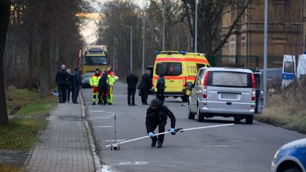 Der Tod eines sächsischen Polizisten bei einem Einsatz in Südbrandenburg hat große Anteilnahme ausgelöst. Der Beamte wurde bei der Fahndung nach Autodieben überfahren. 