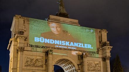 Eine nicht genehmigte Projektion mit einem Porträt des Grünen-Kanzlerkandidaten Robert Habeck auf das Münchner Siegestor hat ein Nachspiel.