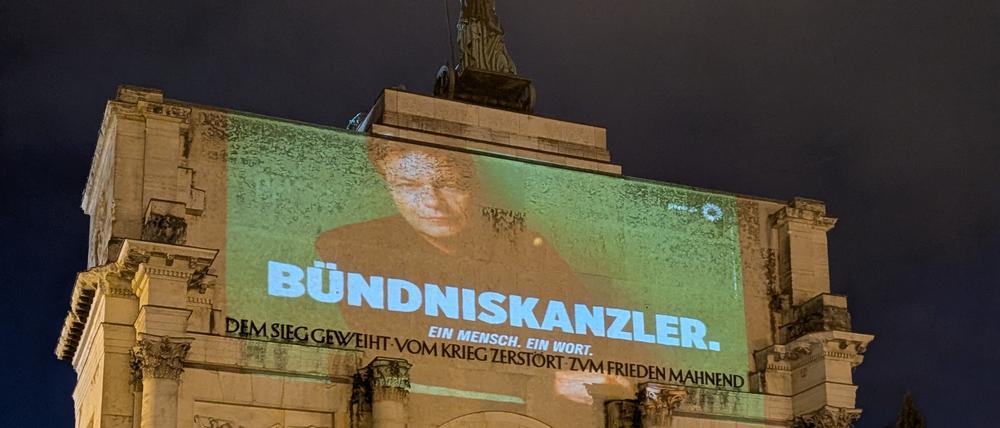 Eine nicht genehmigte Projektion mit einem Porträt des Grünen-Kanzlerkandidaten Robert Habeck auf das Münchner Siegestor hat ein Nachspiel.