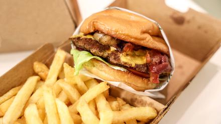 Hamburger mit Pommes Frites. Die Zahl der Burger-Restaurants hat in den letzten Jahren stark zugenommen, auch wegen des Trends zu hochwertigerem Fast-Food.
