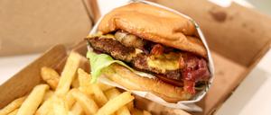 Hamburger mit Pommes Frites. Die Zahl der Burger-Restaurants hat in den letzten Jahren stark zugenommen, auch wegen des Trends zu hochwertigerem Fast-Food.