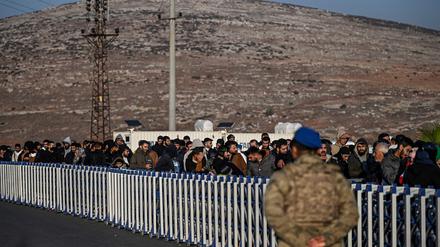 Syrer warten bei einem Grenzübergang in der Türkei. 