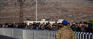 Syrer warten bei einem Grenzübergang in der Türkei. 