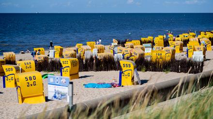Zahlreiche Strandkörbe stehen bei sonnigem Wetter an einem Strandabschnitt in Cuxhaven