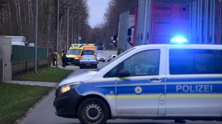 Der Tod eines sächsischen Polizisten bei einem Einsatz in Südbrandenburg hat große Anteilnahme ausgelöst. Der Beamte wurde bei der Fahndung nach Autodieben überfahren. 