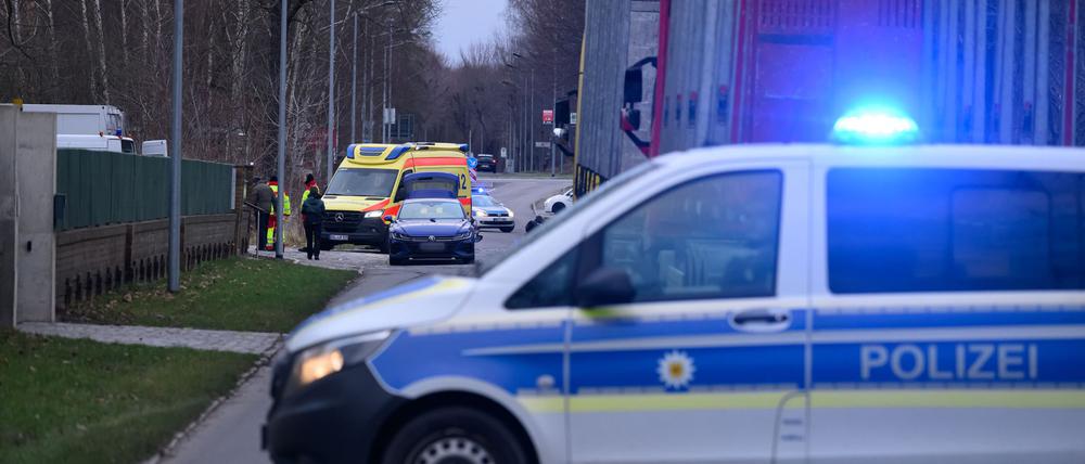 Der Tod eines sächsischen Polizisten bei einem Einsatz in Südbrandenburg hat große Anteilnahme ausgelöst. Der Beamte wurde bei der Fahndung nach Autodieben überfahren.