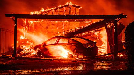 Im Gebiet Altadena im Norden von Los Angeles wütet der sogenannte Eaton-Brand.