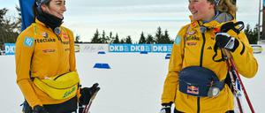 Vanessa Voigt (l) und Selina Grotian: Die Freundinnen freuen sich auf das erste Heimrennen in Oberhof.