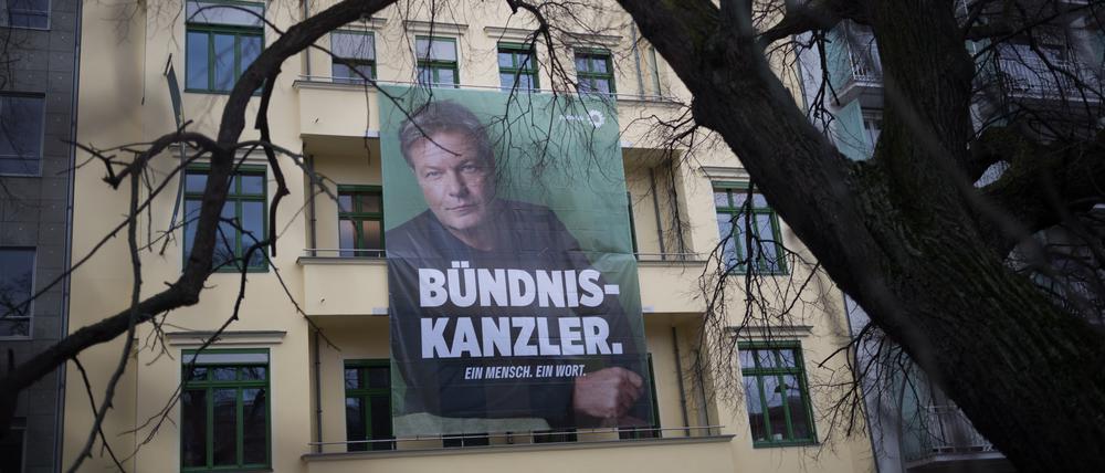 Habeck-Plakat am Haus, in dem die Bundesgeschäftsstelle der Grünen in Berlin ihren Sitz hat 