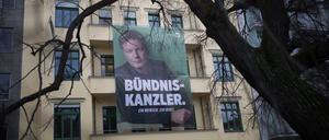 Habeck-Plakat am Haus, in dem die Bundesgeschäftsstelle der Grünen in Berlin ihren Sitz hat 