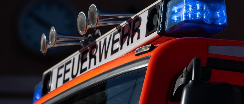 Blaulicht ist während eines Pressetermins auf einem Einsatzfahrzeug der Feuerwehr zu sehen. 
