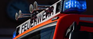 Blaulicht ist während eines Pressetermins auf einem Einsatzfahrzeug der Feuerwehr zu sehen.