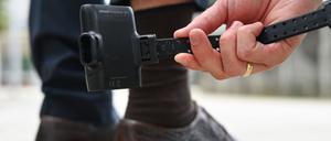 Die elektronische Fußfessel soll helfen, Gewalttäter auf Abstand zu halten. 