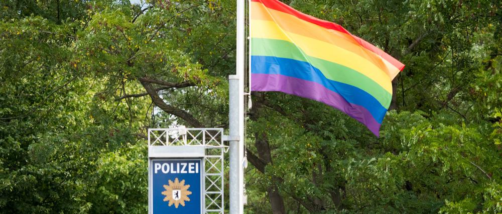 An vielen Polizeiabschnitten in Berlin wird im Sommer während des Pride Month die Regenbogenfahne gehisst.