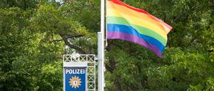 An vielen Polizeiabschnitten in Berlin wird im Sommer während des Pride Month die Regenbogenfahne gehisst. 