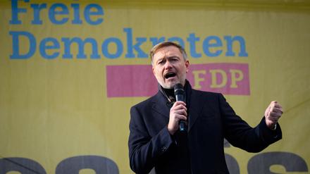 Die Demokratie verteidige man auch dadurch, dass die Menschen keine Sorgen um ihre wirtschaftliche Zukunft haben, sagte Lindner.