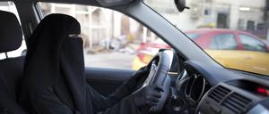 Eine Frau trägt einen Nikab beim Autofahren.