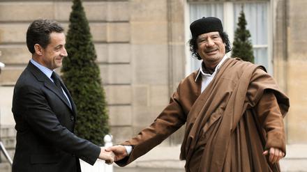 Frankreichs gerade neu gewählter Präsident Nicolas Sarkozy empfängt im Dezember 2007 den weltweit geächteten damaligen libyschen Machthaber Muammar Gaddafi in Paris. Gab es eine Gegenleistung?