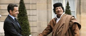 Frankreichs gerade neu gewählter Präsident Nicolas Sarkozy empfängt im Dezember 2007 den weltweit geächteten damaligen libyschen Machthaber Muammar Gaddafi in Paris. Gab es eine Gegenleistung?