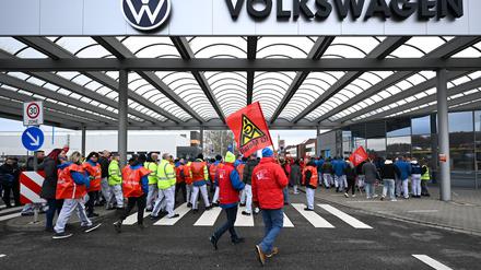 Der Tarifabschluss sagt, dass die Beschäftigten auf Lohnerhöhungen in den Jahren 2025 und 2026 verzichten.