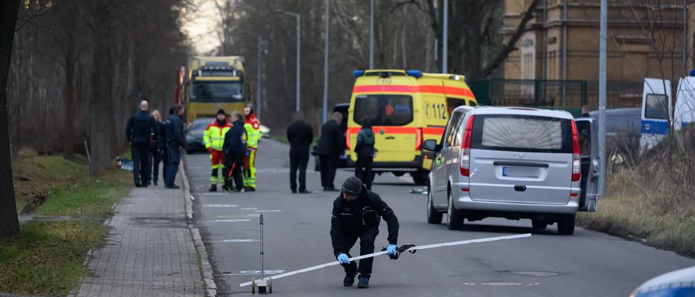 Der Tod eines sächsischen Polizisten bei einem Einsatz in Südbrandenburg hat große Anteilnahme ausgelöst. Der Beamte wurde bei der Fahndung nach Autodieben überfahren.