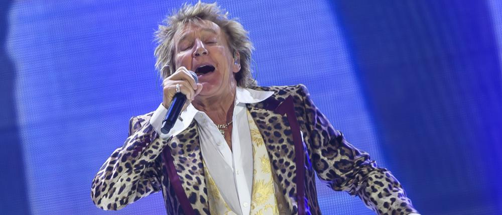 Hat immer noch volles Haar. Rod Stewart 2024 bei einem Konzert in Bratislava.