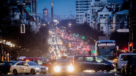 Der abendliche Berufsverkehr fließt auf dem Kaiserdamm im Zentrum von Berlin. Der Deutsche Städtetag hat sich dafür ausgesprochen, eine City-Maut in interessierten Kommunen zu erproben. 