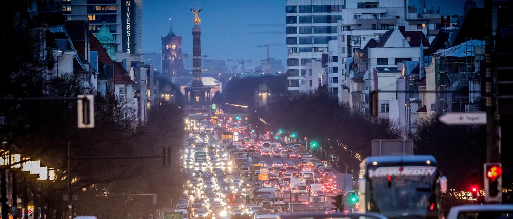 Der abendliche Berufsverkehr fließt auf dem Kaiserdamm im Zentrum von Berlin. Der Deutsche Städtetag hat sich dafür ausgesprochen, eine City-Maut in interessierten Kommunen zu erproben.