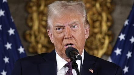 Der designierte US-Präsident Donald Trump spricht während einer Pressekonferenz in Mar-a-Lago.