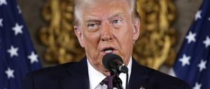 Der designierte US-Präsident Donald Trump spricht während einer Pressekonferenz in Mar-a-Lago.