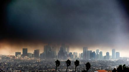Dichter Rauch von Waldbränden umhüllt die Innenstadt von Los Angeles.