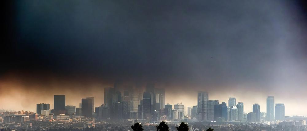 Dichter Rauch von Waldbränden umhüllt die Innenstadt von Los Angeles.