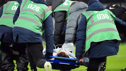 Bentancur wird vom Spielfeld getragen.