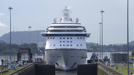 Die Brilliance of the Seas, das erste Kreuzfahrtschiff der Kreuzfahrtsaison, erreicht die Tore der Miraflores-Schleuse bei der Durchfahrt durch den Panamakanal.