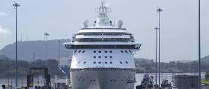 Die Brilliance of the Seas, das erste Kreuzfahrtschiff der Kreuzfahrtsaison, erreicht die Tore der Miraflores-Schleuse bei der Durchfahrt durch den Panamakanal.