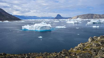 Landschaft, auf der Drygalski-Halbinsel, mit Eisbergen im Uummannaq-Fjordsystem 