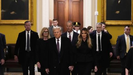 Der designierte US-Präsident Donald Trump (vorne) und seine Frau Melania gehen mit dem Mehrheitsführer John Thune und dessen Frau Kimberley zu einem Treffen mit Republikanern im Senat im US-Kapitol. 