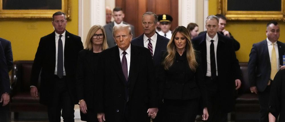 Der designierte US-Präsident Donald Trump (vorne) und seine Frau Melania gehen mit dem Mehrheitsführer John Thune und dessen Frau Kimberley zu einem Treffen mit Republikanern im Senat im US-Kapitol.